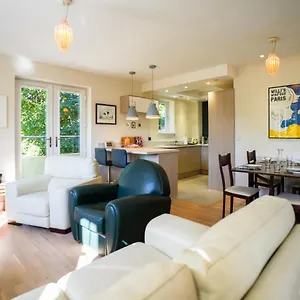  Holiday home Royal Stuart Lane - Townhouse By The Bay With Parking United Kingdom